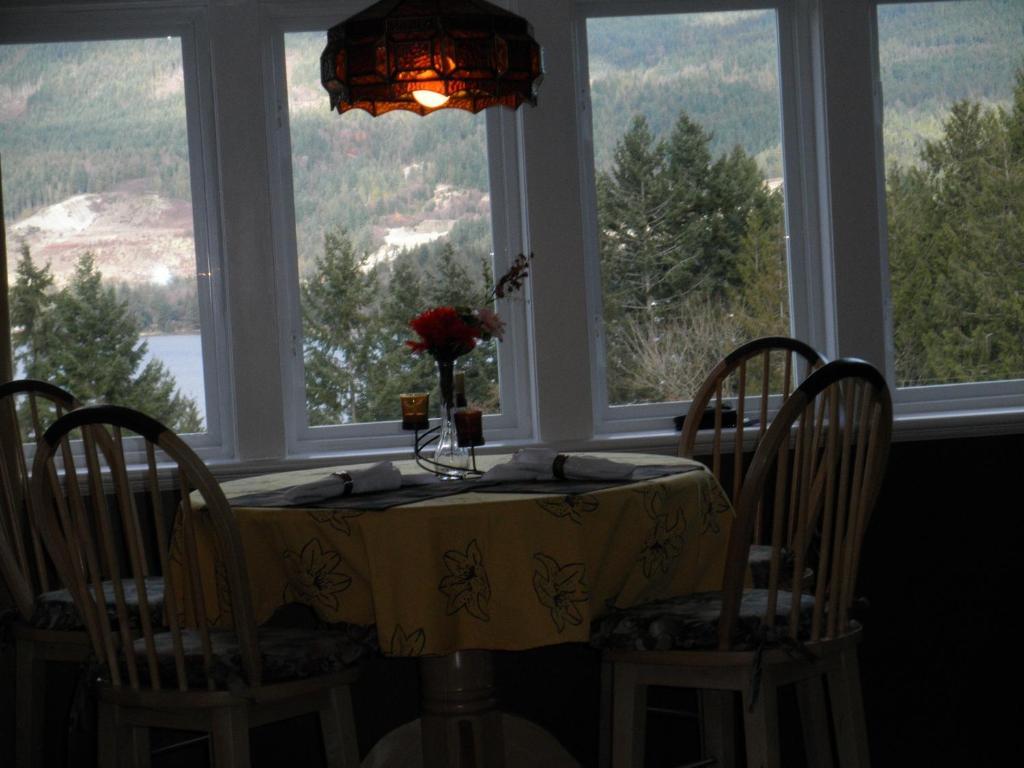 Above The Inlet Hotel Sechelt Room photo