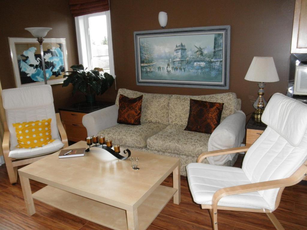 Above The Inlet Hotel Sechelt Room photo
