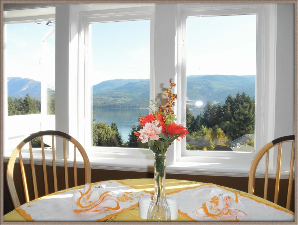 Above The Inlet Hotel Sechelt Room photo