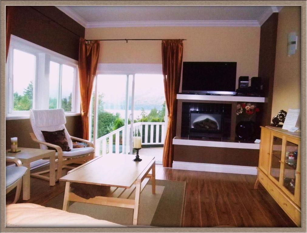 Above The Inlet Hotel Sechelt Room photo