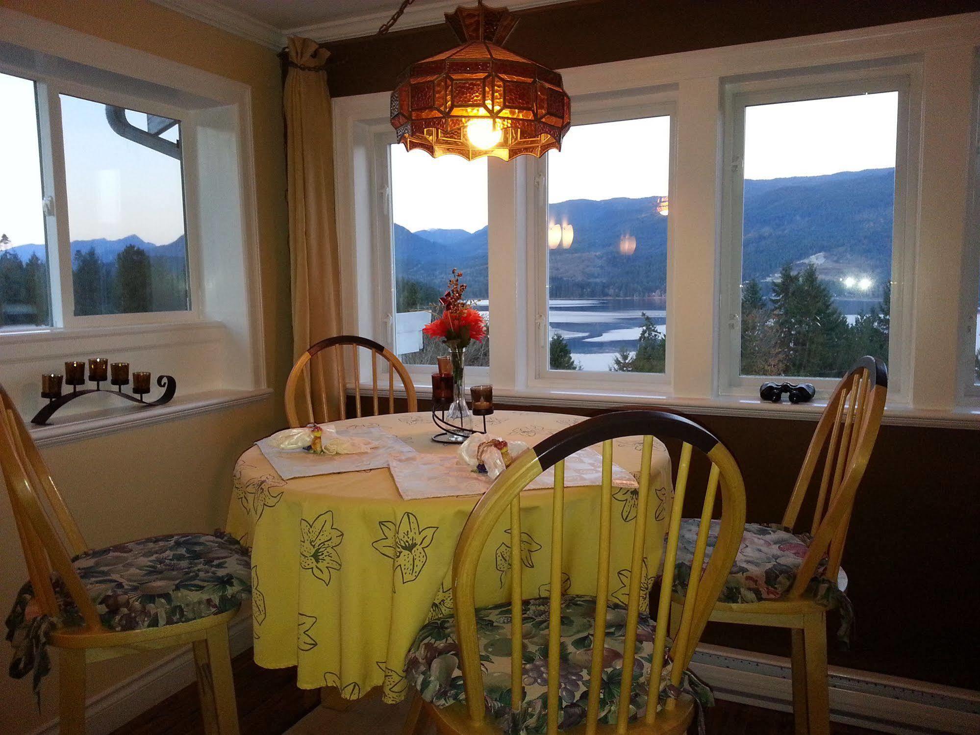 Above The Inlet Hotel Sechelt Exterior photo