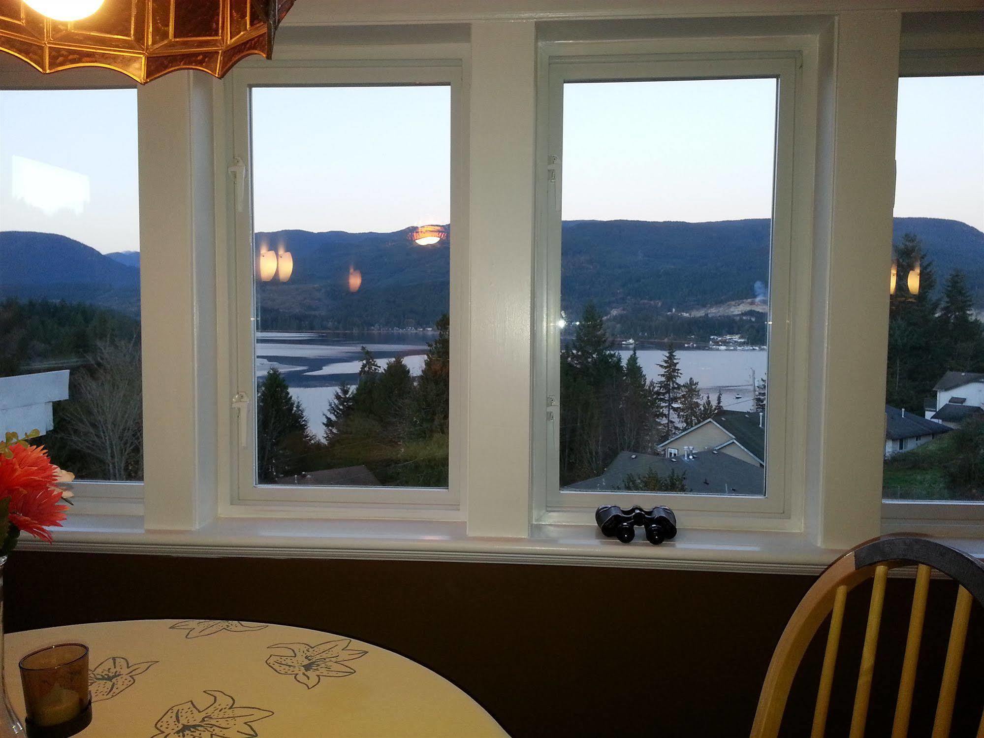 Above The Inlet Hotel Sechelt Exterior photo
