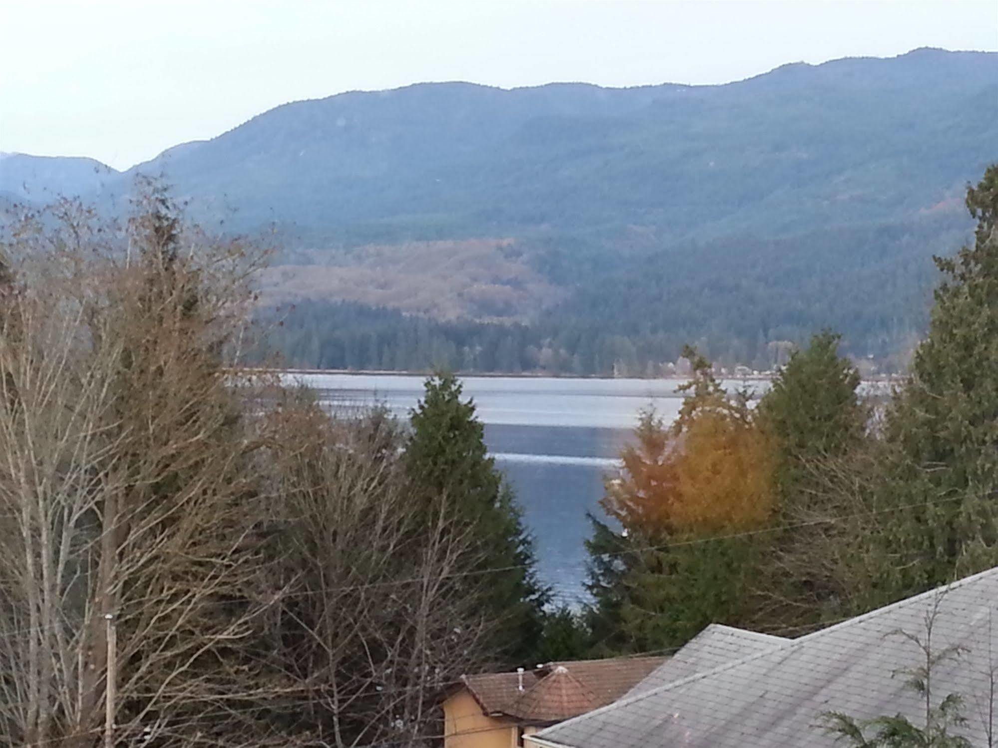 Above The Inlet Hotel Sechelt Exterior photo